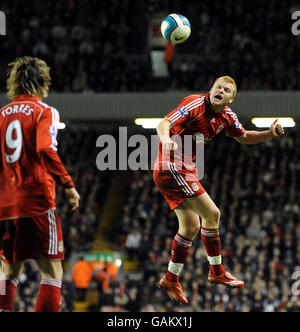 Der Liverpooler John Arne Riise steht Fernando Torres während des Spiels der Barclays Premier League im Anfield Stadium in Liverpool vor. Stockfoto