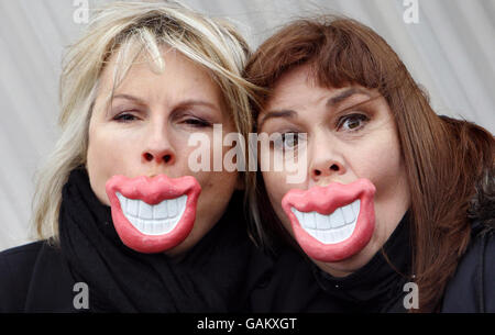 Dawn French und Jennifer Saunders bewerben ihre Still Alive 2008 Tour, beim SECC in Glasgow. Stockfoto