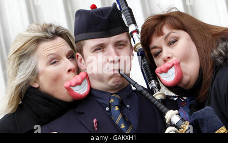 Dawn French und Jennifer Saunders arbeiten mit dem Piper Anthony Collins zusammen, um ihre Still Alive 2008 Tour beim SECC in Glasgow zu promoten. Stockfoto