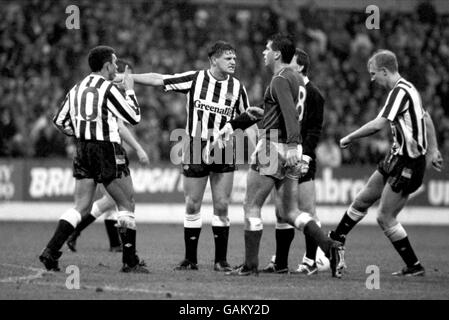 Fußball - Barclays League Division One - Nottingham Forest / Newcastle United - City Ground. Mirandinha (l) von Newcastle United und Paul Gascoigne (2. L) streiten sich mit dem Schiedsrichter, nachdem er ihnen einen Freistoß zugesprochen hatte Stockfoto