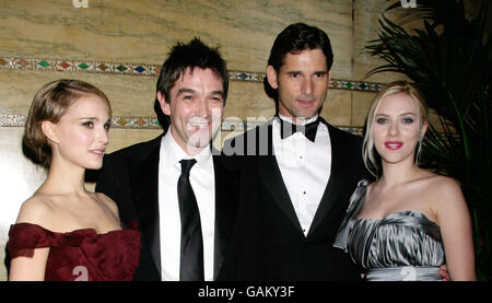 (Links-rechts) Natalie Portman, Regisseur Justin Chadwick, Eric Bana und Scarlett Johansson auf der Aftershow-Party für den Film "The Other Boleyn Girl", im Criterion in Piccadilly, im Zentrum von London. Stockfoto