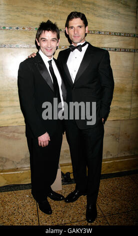 (L-R) Regisseur Justin Chadwick und Eric Bana auf der Aftershow-Party für den Film "The Other Boleyn Girl", im Criterion in Piccadilly, im Zentrum von London. Stockfoto