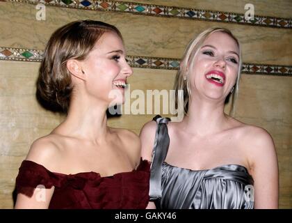 Natalie Portman (links) und Scarlett Johansson auf der Aftershow-Party für den Film "The Other Boleyn Girl", am Criterion in Piccadilly, im Zentrum von London. Stockfoto