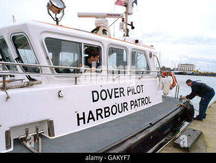 Mitglieder der Dover Harbour Patrol, überprüfen Sie die Anlegestellen ihres Bootes, um sicherzustellen, dass sie sicher in der Dover Marina sind, in Vorbereitung auf starke Stürme und starke Winde erwartet, dass Südengland und Wales in den nächsten Stunden treffen. Stockfoto