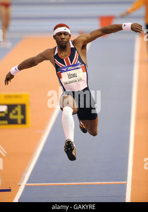 Die britische Phillips Idowu in den Finals des Männer Triple Jump Events während der IAAF Indoor Weltmeisterschaften im Palau Velodromo Luis Puig in Valencia, Spanien. Stockfoto