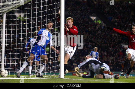 Fußball - Worthington Cup - Halbfinale - Erstes Teilstück - Manchester United gegen Blackburn Rovers. Paul Scholes von Manchester United feiert das Tor zum ersten Tor Stockfoto