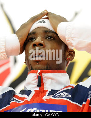 Der britische Phillips Idowu feiert, nachdem er im Dreisprung-Finale der Männer während der IAAF-Hallenweltmeisterschaften im Palau Velodromo Luis Puig in Valencia, Spanien, Gold gewonnen hat. Stockfoto