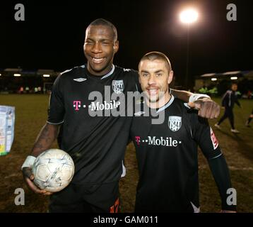 Fußball - FA Cup - Sechste Runde - Bristol Rovers gegen West Bromwich Albion - The Memorial Stadium. Kevin Phillips von West Bromwich Albion (rechts) und Ishmael Miller feiern den Sieg nach dem letzten Pfiff Stockfoto