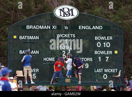 Kinder kümmern sich um die Anzeigetafel an der Bradman Oval in Bowral für England / Bradman XI. Stockfoto