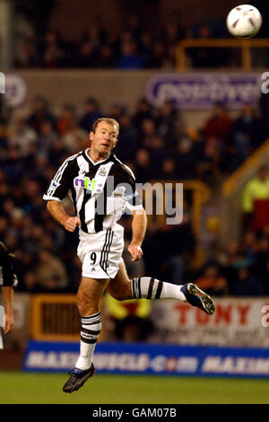 Alan Shearer von Newcastle United springt um einen Header zu gewinnen Stockfoto