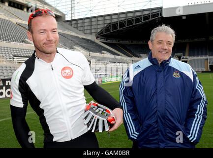 Der ehemalige englische Fußballkapitän Alan Shearer trifft sich mit dem Manager von Newcastle United, Kevin Keegan, bevor Shearer und TV-Moderator Adrian Chiles sich auf ihre 355 Meilen lange Fahrt vom St. James's Park in Newcastle United nach London aufmachen, um Geld für Sport Relief in Newcastle zu sammeln. Stockfoto