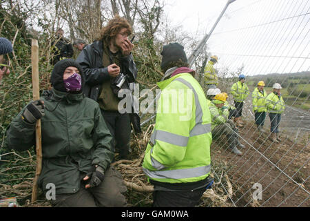 Demonstranten stoßen auf dem Gelände der M3-Autobahn in Rath Lugh in Co Meath mit Sicherheitskräften zusammen. Stockfoto