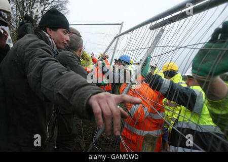 Demonstranten stoßen auf dem Gelände der M3-Autobahn in Rath Lugh in Co Meath mit Sicherheitskräften zusammen. Stockfoto