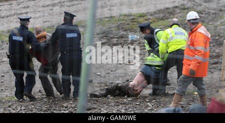 Demonstranten stoßen auf dem Gelände der M3-Autobahn in Rath Lugh in Co Meath mit Sicherheitskräften zusammen. Stockfoto