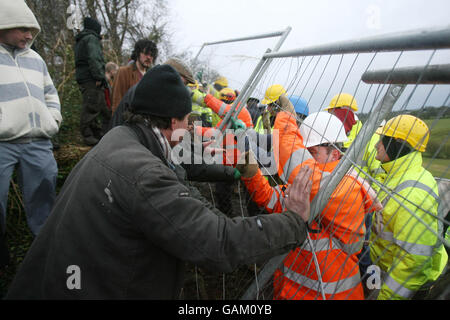 Demonstranten stoßen auf dem Gelände der M3-Autobahn in Rath Lugh in Co Meath mit Sicherheitskräften zusammen. Stockfoto