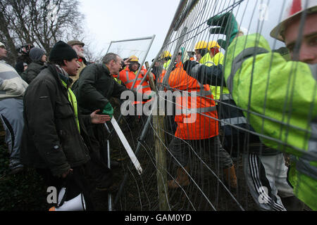 Demonstranten stoßen auf dem Gelände der M3-Autobahn in Rath Lugh in Co Meath mit Sicherheitskräften zusammen. Stockfoto