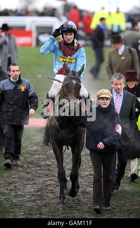 Jockey Paddy Brennan auf Ballyfitz feiert nach dem Sieg in der Pertemps letzte Handicap-Hürde während des Cheltenham Festivals Stockfoto