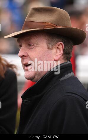 Trainer Jonjo O'Neill nach dem Sieg mit Albertas Run in der Royal & SunAlliance Chase während des Cheltenham Festivals. Stockfoto