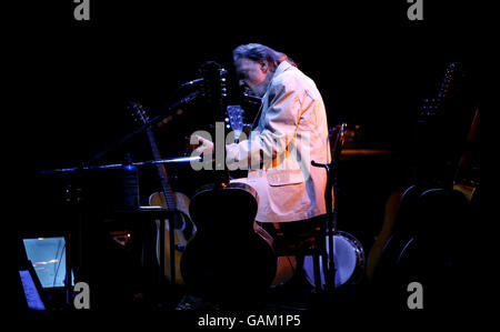 Neil Young spielt sein akustisches Set aus der ersten Hälfte seines Konzerts im Hammersmith Apollo im Westen Londons. Stockfoto