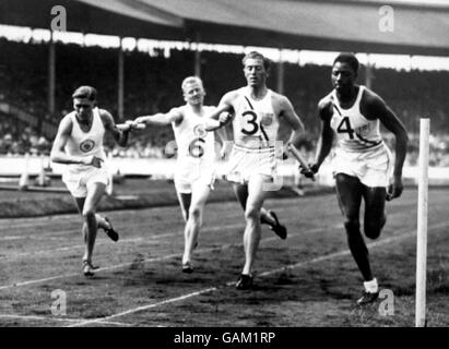 John Woodruff (r) übernimmt die Übernahme von Teamkollege Harry Williamson (Zweite r) in der 2-Meilen-Staffel Stockfoto