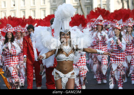 Feierlichkeiten zum St. Patrick's Day. Samba-Tänzer nehmen an der jährlichen St. Patricks Day Parade im Stadtzentrum von Dublin Teil. Stockfoto