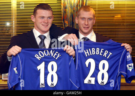 Fußball - FA Barclaycard Premiership - Everton Pressekonferenz. l-r; Evertons Wayne Rooney und Tony Hibbert nach der Unterzeichnung neuer Verträge Stockfoto