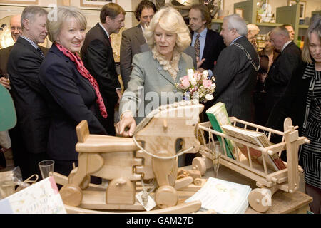 Die Herzogin von Cronwall sieht sich Kinderspielzeug im Highgrove-Laden in Tetbury, Gloucestershire, an. Stockfoto