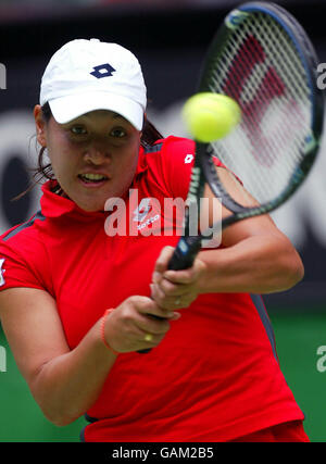 Tamarine Tanasugarn (THA) kehrt gegen Serena Williams (USA) zurück Stockfoto