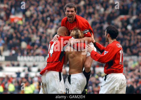 Fußball - FA Barclaycard Premiership - Manchester United / Chelsea. Kapitän Roy Keane von Manchester United führt die Feierlichkeiten nach Diego Forlans spätem Sieger an Stockfoto