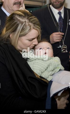 Laura Lopes und ihre kleine Tochter besuchen die Eröffnung des neuen Highgrove-Shops in Tetbury durch Prinz Charles, den Prinzen von Wales und Camilla, die Herzogin von Cornwall. Stockfoto