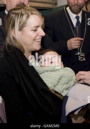 Laura Lopes und ihre kleine Tochter besuchen die Eröffnung des neuen Highgrove-Shops in Tetbury durch Prinz Charles, den Prinzen von Wales und Camilla, die Herzogin von Cornwall. Stockfoto