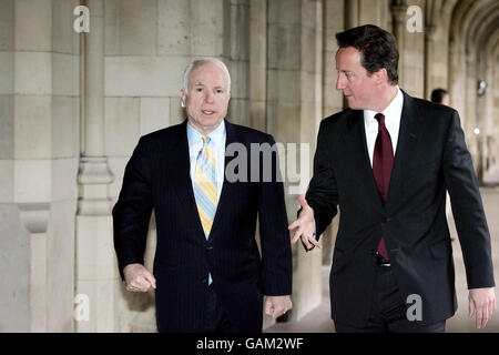 DER hoffnungsvolle Senator des US-Präsidenten John McCain spricht mit dem konservativen Parteivorsitzenden David Cameron im Londoner Parlamentsgebäude. Stockfoto