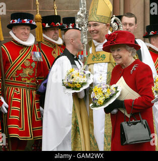Die Königin im Bild mit Erzbischof Alan Harper nach dem Maundy-Gottesdienst in der St. Patrick's Cathedral in der nordirischen Stadt Armagh. Stockfoto