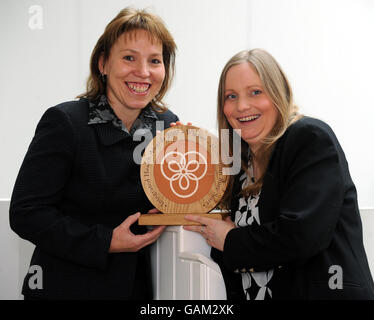 Die britischen Gewinner der Prince's Foundation for Integrated Health UK vergeben Cheryl Brown, Project Manager, Left und Karen Hooton, eine kostenlose Therapeutin aus Midlothian Sure Start, Schottland, nachdem der Prinz von Wales ihnen heute in London ihre Trophäe und 5000 überreichte. Stockfoto