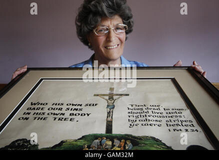 Jean Kinnell mit einem Gemälde, das Christi Kreuzigung von Karikaturist und Schöpfer der Broons Comics Dudley D Watkins zeigt. Stockfoto