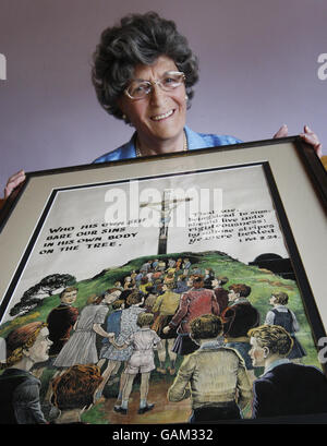 Jean Kinnell mit einem Gemälde, das Christi Kreuzigung von Karikaturist und Schöpfer der Broons Comics Dudley D Watkins zeigt. Stockfoto