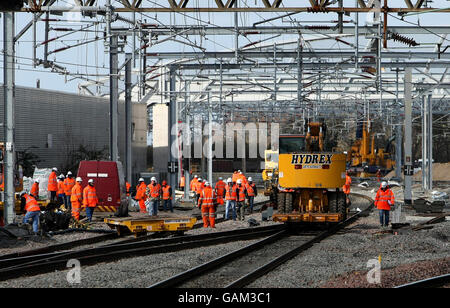 Ingenieure arbeiten auf den Schienen am Rugby-Bahnhof als Reparaturen Weiter über die Osterfeiertage Stockfoto