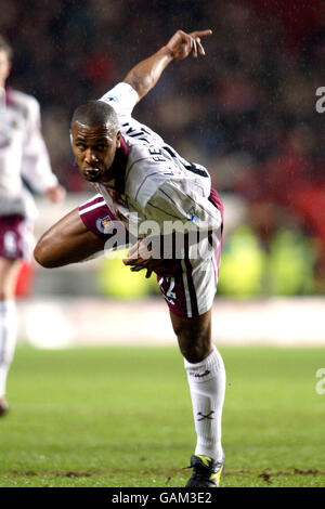 Fußball - FA Barclaycard Premiership - Charlton Athletic gegen West Ham United. Les Ferdinand von West Ham United im Kampf gegen Charlton Athletic Stockfoto