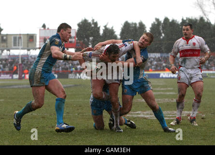 Rugby League - Engage Super League - Hull Kingston Rovers gegen Hull FC - Craven Park. Hull Kingston Rovers' Paul Cooke wird von Lee Radford (l) und Danny Washbrok (r) von Hull FC zurückgehalten Stockfoto