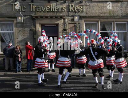 Mitglieder der Britannia Coco-Nut Dancers of Bacup auf den Straßen in der Nähe von Bacup während ihres traditionellen jährlichen Ostersamstags-Tanzes. Stockfoto