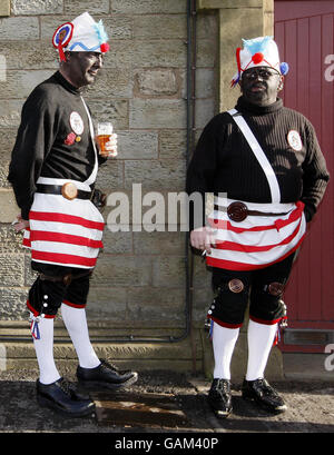 Mitglieder der Britannia Coco-Nut Dancers von Bacup auf den Straßen in der Nähe von Bacup zu ihrem traditionellen jährlichen Ostersamstags-Tanz. Stockfoto