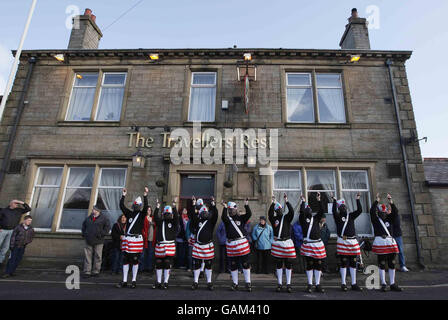 Mitglieder der Britannia Coco-Nut Dancers of Bacup auf den Straßen in der Nähe von Bacup während ihres traditionellen jährlichen Ostersamstags-Tanzes. Stockfoto