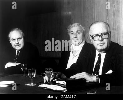 (L-R) Mitglieder des Football League Management Committee: Robert Chase (Norwich City), Doug Ellis (Aston Villa), Präsident Jack Dunnet (Notts County) Stockfoto