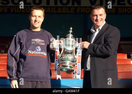 Fußball - FA Cup vierte Runde - Vorschau - Shrewsbury Town gegen Chelsea. Die FA Cup-Trophäe mit Nigel Jemson von Shrewsbury Town und Manager Kevin Ratcliffe Stockfoto