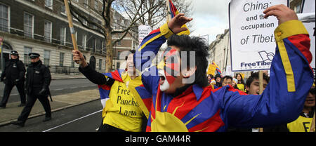 Demonstranten marschieren bei einer Demonstration gegen Chinas gewalttätige Niederschlagung von Protesten in Tibet an der chinesischen Botschaft im Zentrum von London vorbei. Stockfoto