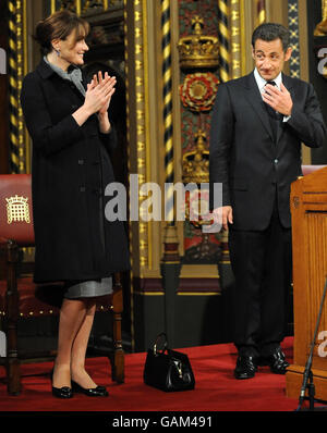 Der französische Präsident Nicolas Sarkozy mit seiner Frau Carla Bruni in der Königlichen Galerie im Palast von Westminster. Stockfoto