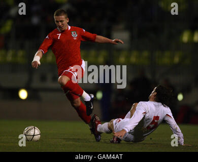 Freddie Eastwood aus Wales überspringt die Herausforderung von Jean Wagner aus Luxemburg beim internationalen Spiel im Stade Josy Barthel in Luxemburg. Stockfoto