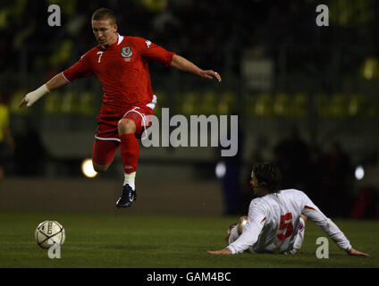 Freddie Eastwood aus Wales überspringt die Herausforderung von Jean Wagner aus Luxemburg beim internationalen Spiel im Stade Josy Barthel in Luxemburg. Stockfoto