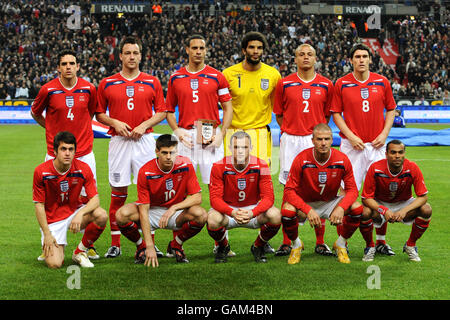 England's (hintere Reihe nach rechts) Owen Hargreaves, John Terry, Rio Ferdinand, David James, Wes Brown, Gareth Barry (unterste Reihe) Joe Cole, Steven Gerrard, Wayne Rooney, David Beckham und Ashley Cole stehen vor dem Internationalen Freundschaftsspiel im Stade France, Paris, Frankreich. Stockfoto