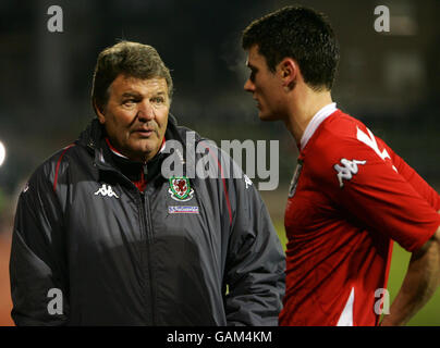 Fußball - International - Luxemburg gegen Wales - Stade Josy Barthel. Wales-Manager John Toshack spricht mit Owain Tudur Jones nach dem internationalen Spiel beim Stade Josy Barthel in Luxemburg. Stockfoto